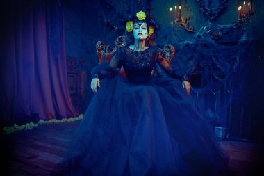 Büyüleyici ve tehlikeli Calavera Catrina eski bir kalede. Kafatası şekeri kız. Ölüler Günü. Dia de los muertos. Cadılar Bayramı.