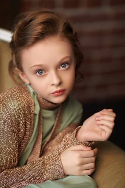 Kameraya bakan büyük mavi gözlü, 8 yaşında tatlı bir kız. Çatı katındaki portreyi kapat..