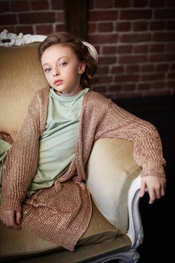 Büyük mavi gözlü, kameraya bakan 8 yaşında tatlı bir kız.. 