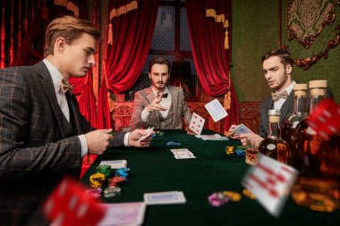 Yakışıklı zengin adamlar kumarhanede vakit geçiriyorlar. Lüks yaşam tarzı.
