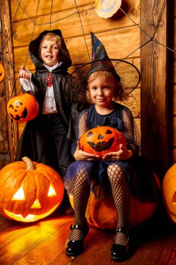 Cadılar Bayramı 'nı cadı ve vampir kostümlü mutlu çocuklar kutluyor. Şeker mi şaka mı? Cadılar Bayramı. 