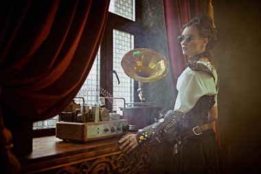 Güzel steampunk kadın mucidi Viktorya dönemi iç mekanında poz veriyor. Hayal dünyası..  