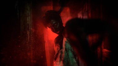 Genç bir zombi çocuk köşeden dışarı bakar ve kırmızı ışıkta kameraya bakmaktan korkar. Cadılar Bayramı dehşeti.
