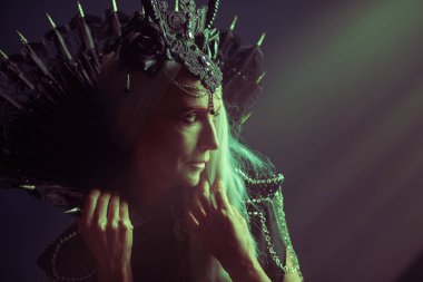 Güzel, görkemli siyah kontes portresi, zengin bir başlık ve siyah elbise içinde, bir karanlığın ışıltılarında duruyor. Hayal Dünyası. 