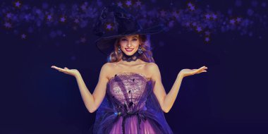 Cadı şapkalı ve mavi yıldızlı koyu mavi arka planda güzel elbisesi olan büyüleyici mutlu genç bir kadının portresi. Moda ve Cadılar Bayramı. 