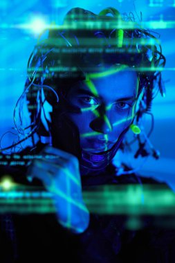 Gelecekteki siber punk savaşçısının portresi mavi ışıktaki yeşil bir hologramı kontrol ediyor. Oyun, sanal gerçeklik. Gelecekteki teknolojiler.
