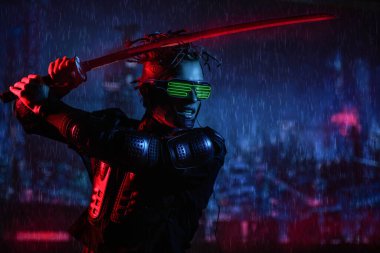 Cesur bir siber punk savaşçısı elinde kılıçla geleceğin yağmurlu şehrinin arka planına karşı savaşıyor. Oyun, sanal gerçeklik.