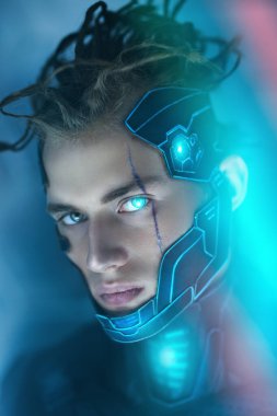 Maske takan ve yüzünde neon gece ışığında yara izi olan bir siber punk savaşçısının portresini yakından çek. Geleceğin dünyası. Oyun, sanal gerçeklik. Siber punk kavramı.
