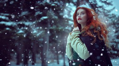 Uzun kızıl saçlı, ortaçağ kıyafetleri giyen güzel bir genç kadının portresi karlı bir ormanda yürüyor. Orta Çağ 'ın ilk dönemlerinin tarihi yeniden yapılandırması. Noel Masalı.