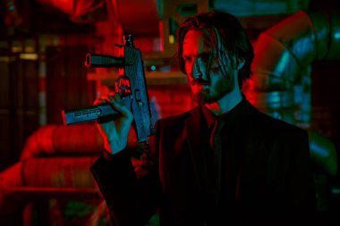 Suçla savaşmak. Yakışıklı yaralı adam özel ajan. Gece vakti sanayi bölgesinde otomatik silahlı cesur aksiyon kahramanı.. 