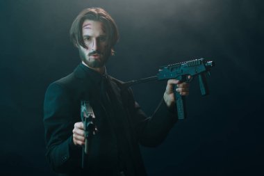 Siyah takım elbiseli cesur bir özel ajan. Elinde otomatik silahlar, sisli bir geçmişi var..