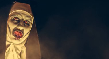 Fotokopi alanı olan siyah bir arka planda kanlı dişleri olan şeytani korkunç bir rahibenin portresi. Cadılar Bayramı ve Dehşet.