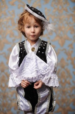 Masal prensi kostümü giymiş şirin bir çocuğun portresi. Noel ve Yeni Yıl Karnavalı. 