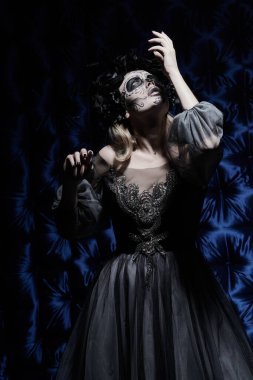 Güzel bir Calavera Catrina 'nın portresi. Kafatası şekeri makyajlı manken. Dia de los muertos. Ölüler Günü. Cadılar Bayramı.