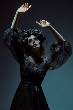 Karanlıktaki Calavera Catrina 'nın portresi. Kafatası şekeri makyajlı manken. Dia de los muertos. Ölüler Günü. Cadılar Bayramı.