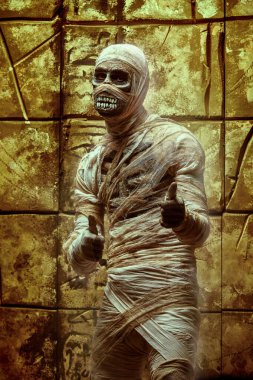 Eski Mısır hiyeroglifleri olan bir duvarın arkasında duygusal bir cadılar bayramı mumyası. Cadılar Bayramı. Eski Mısır mitolojisi. Parti için davetiye.