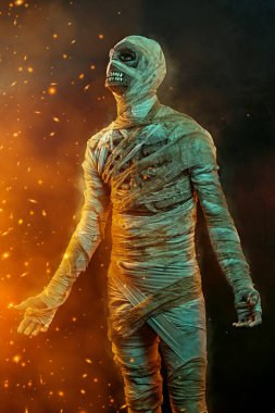 Alevlerle çevrili, yanan gözleri olan uğursuz mumya. Cadılar Bayramı. Antik Mısır mitolojisi.