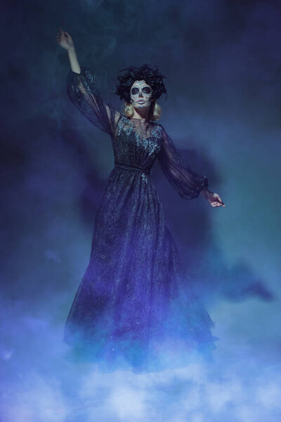 Полный портрет Калаверы Катрины, танцующей в темноте. Макияж для сахарного черепа. Dia de los muertos. День Мертвых. Хэллоуин.