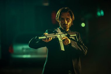 Aksiyon filmi. Bir gece şehrinde misyonerlik yaparken tüfekli yaralı bir özel ajan. Yeraltı Dünyası. 