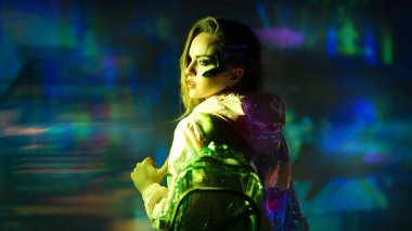 Sanal gerçeklik, geleceğin şehri. Geleceğin yüksek teknoloji kıyafetleri içinde güzel siber kız siber şehrin neon ışığında duruyor..