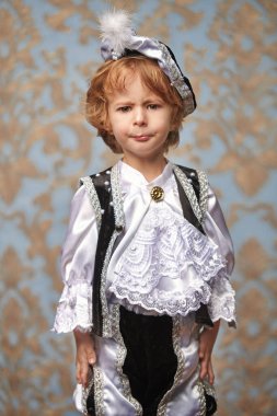 Masal prensi kostümü giymiş şirin bir çocuğun portresi. Noel ve Yeni Yıl Karnavalı. 