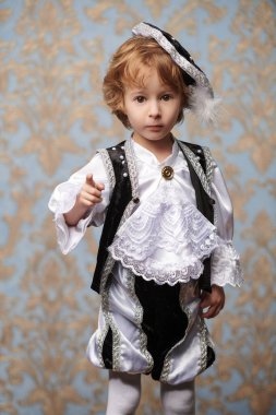 Noel ve Yeni Yıl Karnavalı. Masal prensi kostümü giymiş şirin bir çocuğun portresi.. 