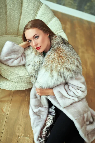 Şık kürklü, sarı saçlı, muhteşem genç bir kadının moda fotoğrafı. Kış modası. Lüks stil.