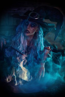 Kötü cadı ininde bir cadı iksiri demler. Cadılar Bayramı. Büyücülük..