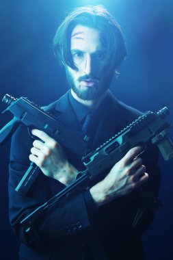 Siyah takım elbiseli yakışıklı, sisli bir geçmişi olan, silahlı bir aksiyon kahramanı.. 