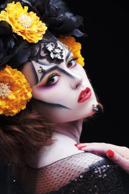 Siyah arka planda Calavera Catrina 'nın portresi. Kafatası şekeri makyajlı genç bir kadın. Dia de los muertos. Ölüler Günü. Cadılar Bayramı.