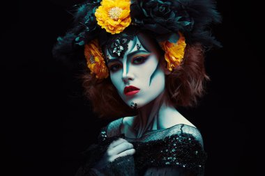 Siyah arka planda Calavera Catrina portresi. Şeker kafa makyajı. Dia de los muertos. Ölüler Günü. Cadılar Bayramı.