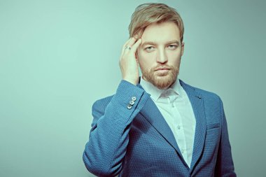 Klasik takım elbiseli, yakışıklı, orta yaşlı bir adamın, ciddi ciddi kameraya bakan portresi. İş adamı portresi. Erkek modası.