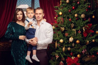 Mutlu ebeveynler ve sevgili oğulları evlerinde güzel, rahat bir Noel atmosferinde. Mutlu aile tatilleri.. 