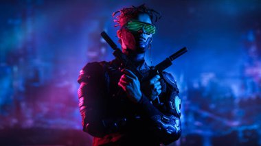 Cesur bir siber punk savaşçısı elinde silahlarla geleceğin gece şehrinin arka planına karşı savaşıyor. Siber punk konsepti. Oyun, sanal gerçeklik. 