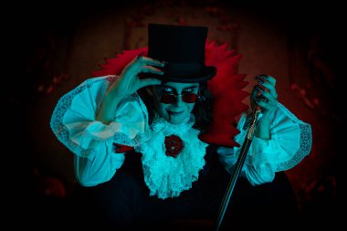 Cadılar Bayramı. Sinsi bir vampirin portresi. Eski bir şatoda gizlice gecenin içinden geçiyor. Geleneksel vampir adam. Kont Drakula.