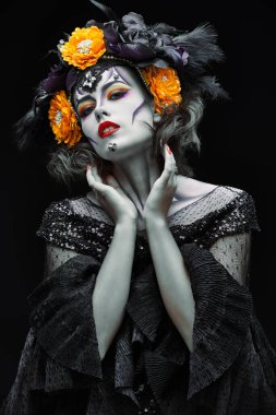 Ölüler Günü. Siyah arka planda Calavera Catrina 'nın portresi. Kafatası şekeri makyajlı genç bir kadın. Dia de los muertos. Cadılar Bayramı.