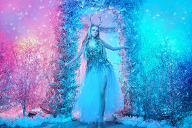 Sihirli bir kış ormanında muhteşem orman perisi. Peri dünyası.