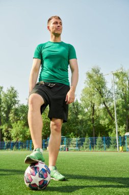 Aktif yaşam tarzı, hobi. Futbol sahasında futbol oynayan atletik bir adam. Futbolcu. 