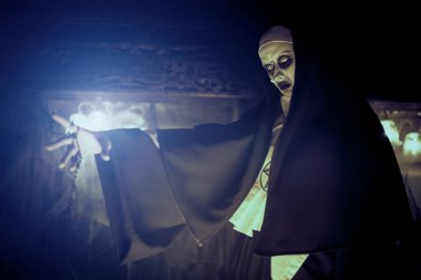 Cadılar Bayramı. Terk edilmiş kilisede elini ileri uzatan lanetli bir rahibenin portresi. Dehşet.