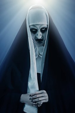 Cadılar Bayramı. Üzerine cennet ışığı düşen korkunç lanetli bir rahibenin portresi. Dehşet.