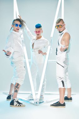 Siber punk tarzı parlak ve karizmatik punk rock müzisyenlerinin neon lambaların arasında duygusal olarak poz verdikleri uzun bir portresi. Gençlik alternatif kültürü. 