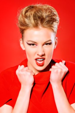 kırmızı bir gülümseme