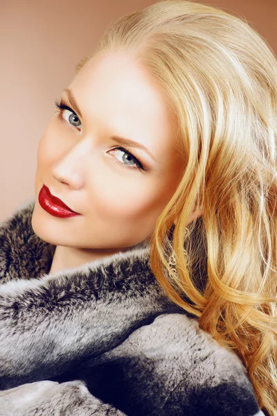 Sarisin Bayan Stok Fotograflar Depositphotos