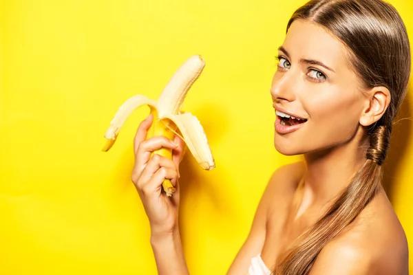 Девочка с бананом. Девочка с бананом. Маленькая девочка с бананом. Фотосессия с бананом. Девочка с бананом.