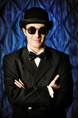 Melon şapkalı adam
