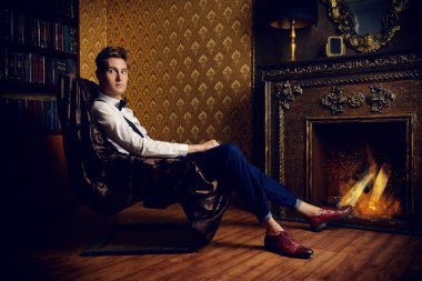 bir şöminenin yanında