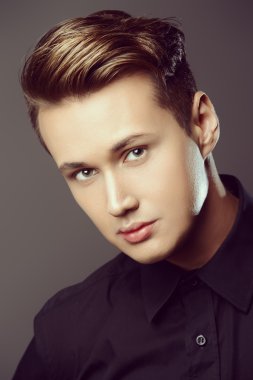 hafifçe gülümseyerek