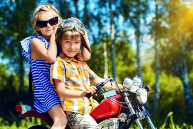 güneşli çocuk motosiklet