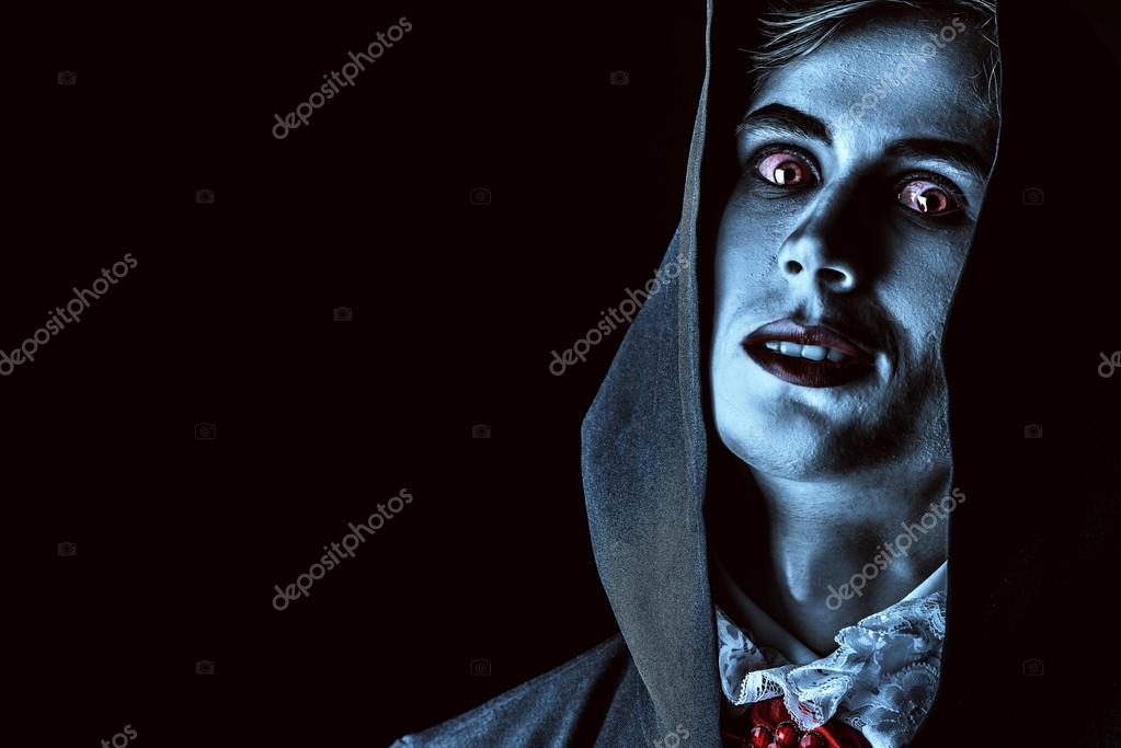 vampiro de homem morto em uma capa preta stock photo prometeus