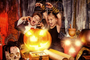 iki komik Cadılar Bayramı çocuklar